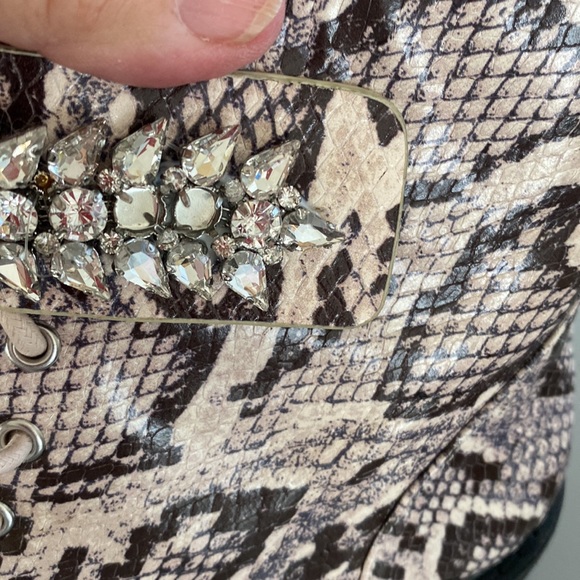 Womens Antonio Milani boots size 6.5. Great condition missing some embellishment - Picture 5 of 9